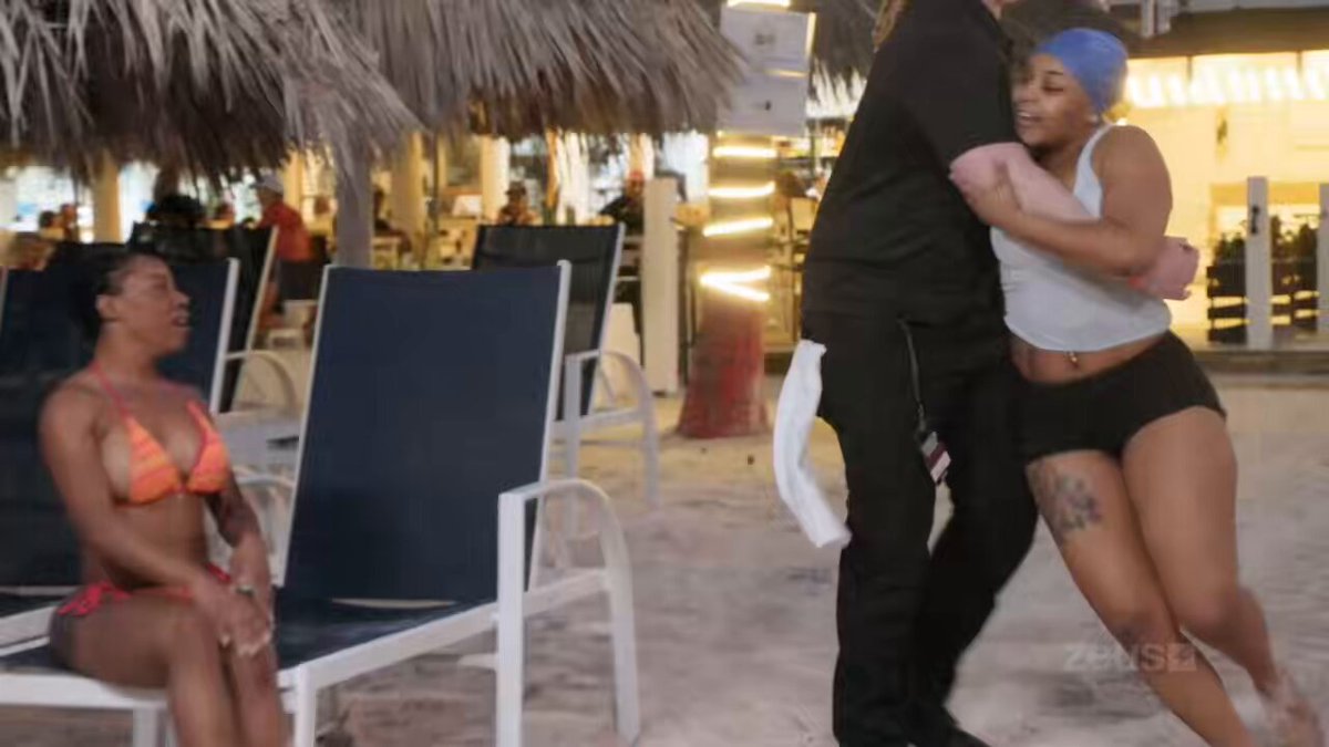 Woahhh!! 😳 @thaonly_lana was looking to get her LICK BACK after @mimii_love98 jumped into her fade on #BaddiesGoneWildDominicanRepublic!! 🤪 Let us know if you were Team #Alana or Team #MiMi while watching?👇🏾