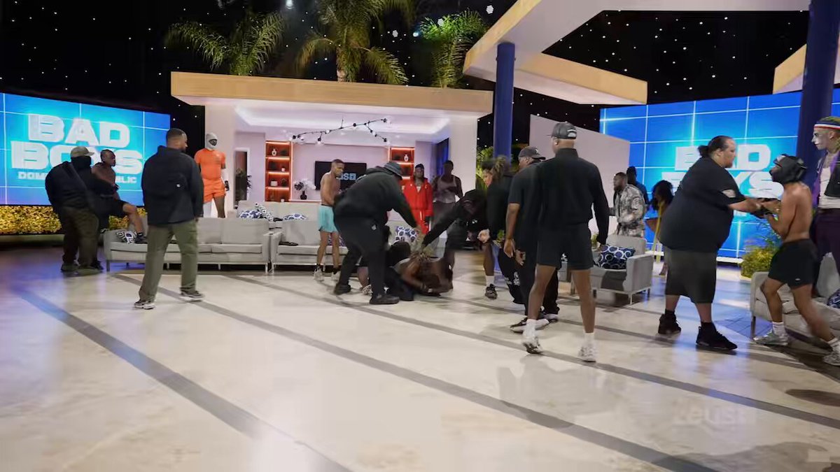 Omg!! 😳 #Poodie & #Landon @starcosmetics2 hit the #BadBoysDominicanRepublicReunion stage & sent it UPPP!! 🤯 Who else was GAGGED watching DOUBLE the action with them SQUARING UP with #Shoddy & #AlphaAnt at the SAME TIME?!! 😈👇🏾