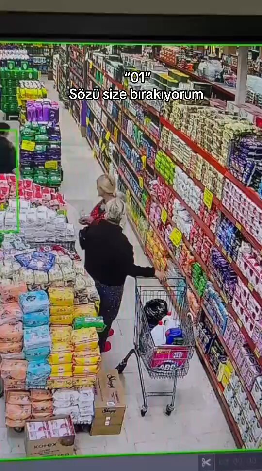 Market güvenlik kamerasında ıslak mendil skandalı görüntülendi