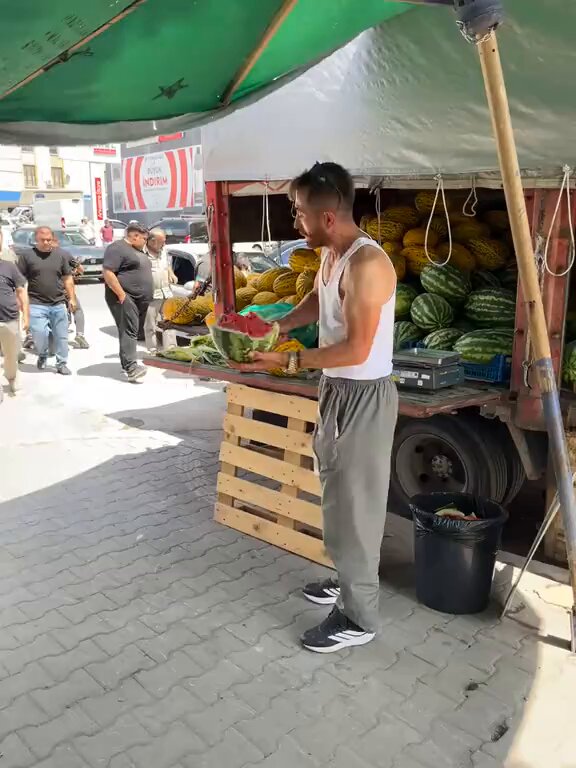 Pazarcı, yoldan geçenlere karpuz ikram edip İsrail'i eleştirdi