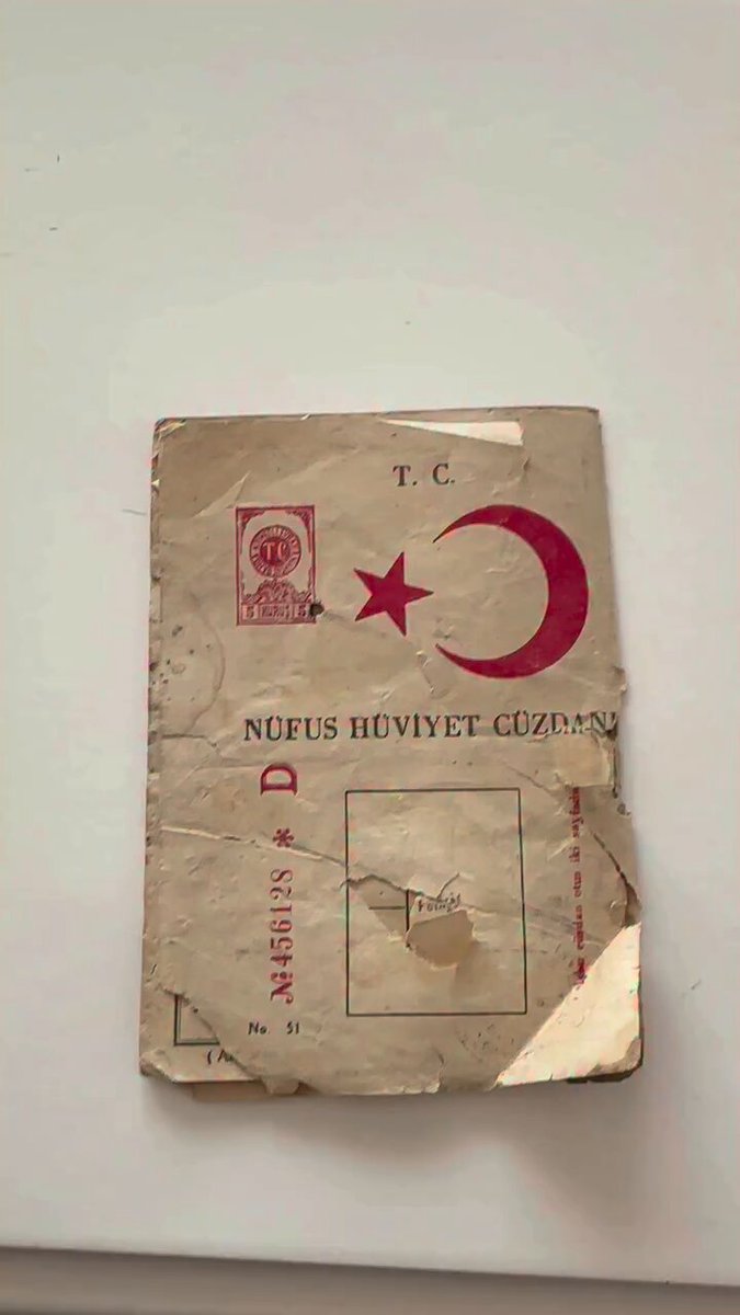 Kadın, 1905 doğumlu aile büyüğünün 1944 nüfus cüzdanını paylaştı