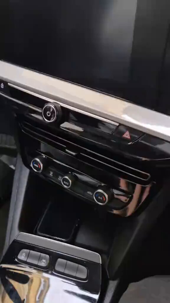 Yeni otomobilinin park freni tuşundaki kaplama soyuldu, şok etti