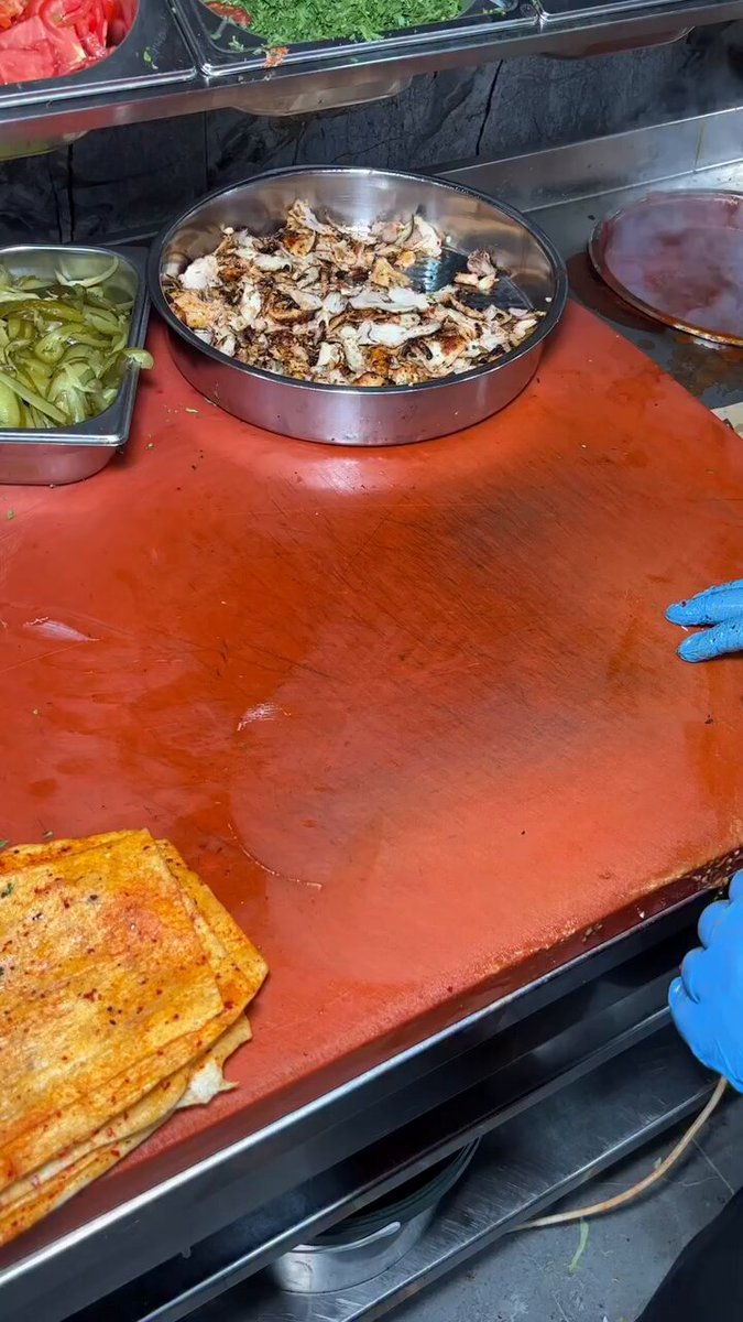 Hatay'da ustadan gerçek Hatay usulü tavuk döner tarifi gösterimi