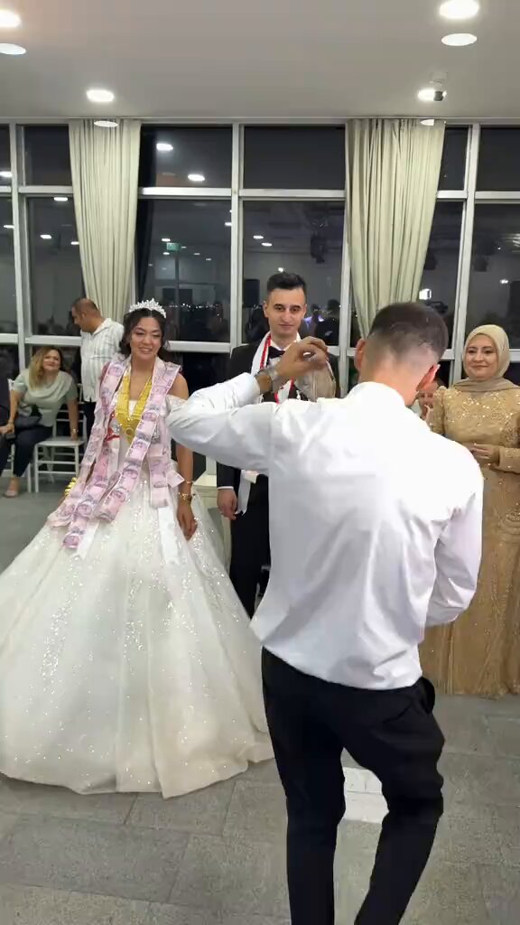 Düğünde damadın arkadaşından 5 TL'lik para elbisesi şoku