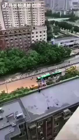 仰望星空 Independent162 同一个号同一个角度拍摄的视频 公交车玻璃是防紫外线的茶色玻璃 不是黑布蒙上的 第二 公交车也不进隧道 政府救灾不力或者在暴雨面前哪些应对措施缺乏 我们直接批评 但是不能价值观先行 不顾事实 转发消息需要查证 基于常识和 仰望星空 Independent162 同一个号同一个角度拍摄的视频 公交车玻璃是防紫外线的茶色玻璃 不是黑布蒙上的 第二 公交车也不进隧道 政府救灾不力或者在暴雨面前哪些应对措施缺乏 我们直接批评 但是不能价值观先行 不顾事实 转发消息需要查证 基于常识和