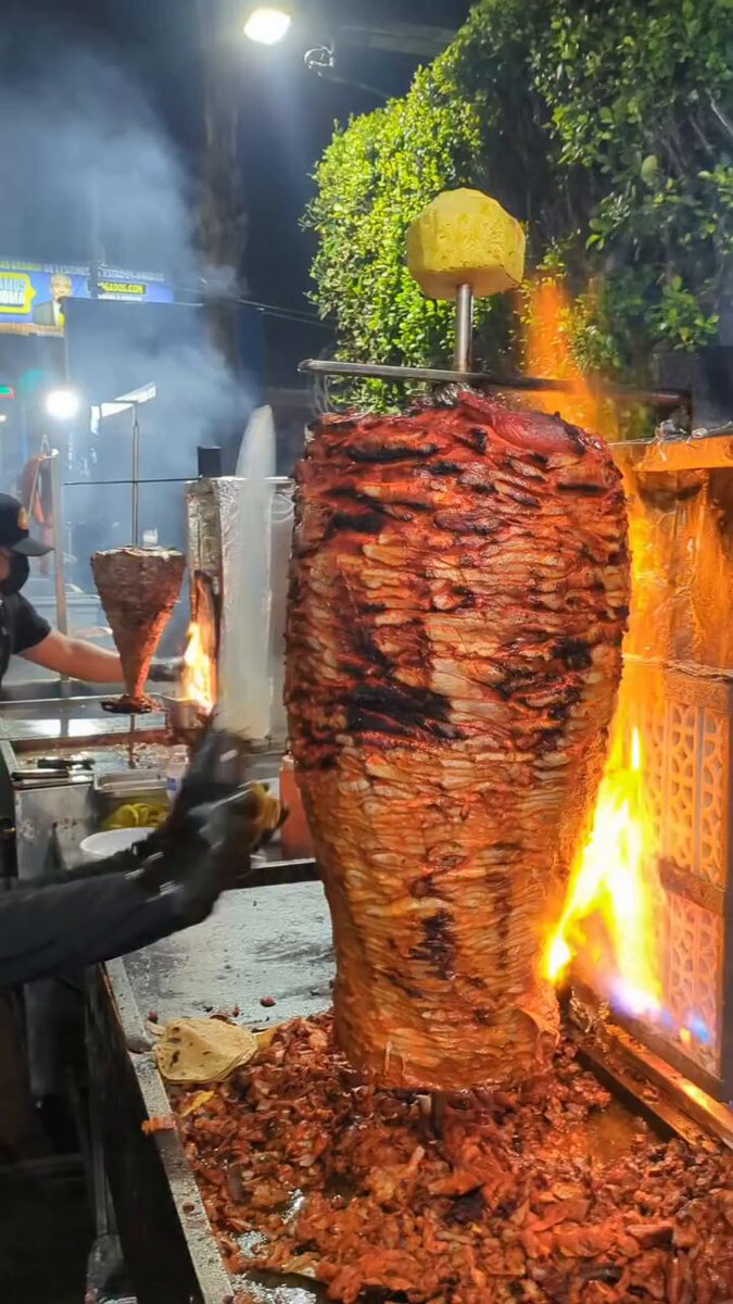 Meksika'da "al pastor" dönerinin yüksek ateşteki dikkat çekici hazırlanışı