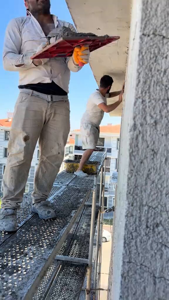 İnşaat çırakının iskeledeki yükseklik korkusu ustasına zor anlar yaşattı
