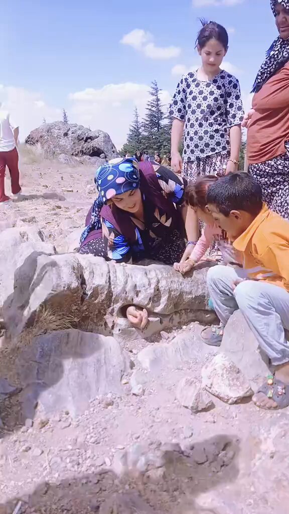 Alevi vatandaş, taş oyuğundan dönen taşı uğurlu saydı