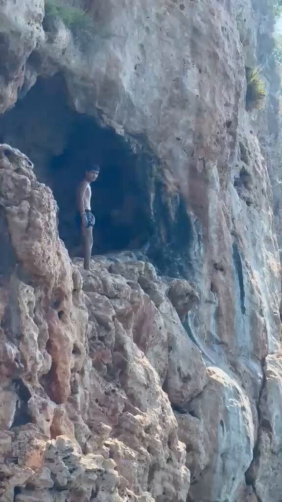 Adanalı çocuk, Antalya'da kayalıktan denize atladı, tehlike anları yaşandı