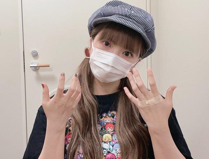 まるこ ゆきりぃやまる Maruko Nico カフェイベントお疲れ様ツイートは後ほど 取り急ぎ ネイルシールが時間なくて片手しか貼れず 尚且つ大事な日に指毛が少し気になり久々に剃刀を手にしたら切ってしまった人です Nitter