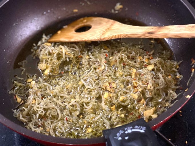 せんべろnet 1000bero Net サイゼでテイクアウトしたオリーブオイルと唐辛子フレークで作ったジャコのオリーブオイル漬けが美味しすぎて即空になったからまた作った オリーブオイルを熱しみじん切にんにく ジャコを入れカリっとするまで炒め仕上げに唐辛子 塩を