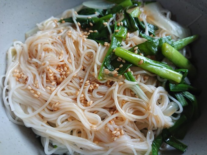 カライチ 韓国料理レシピ Sumomomomokoda 辛くないビビンそうめんもあります 速攻レシピ 素麺を茹でる際に 後半でにらと玉ねぎの千切りを投入 よく冷やし たれと混ぜて完成 ヤンニョムだれ 2人前 大さじ 醤油3 砂糖2 お酢2 おろし にんにく少し