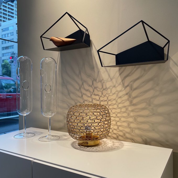 リーン ロゼ Ligneroset Jp 少し朝晩が冷えるようになりましたので 体調を崩されませぬようお気をつけくださいませ さて本日は照明のご案内です 壁を照らすと 模様が浮き上がるおしゃれな照明 Rosetjali リビングボードの上や 寝室にいかがでしょうか