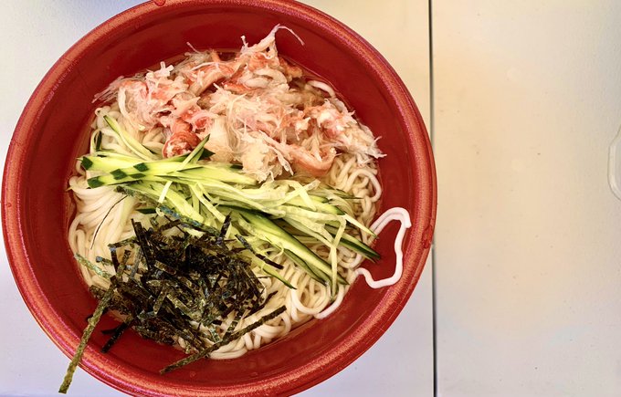 イラスト屋ひぐち Irusst 直江津屋台会館隣のタコ公園にてミナモマーケット ちょいと音楽流れて海風が通り抜ける 樹さんの素麺はお出汁がスッキリ蟹たっぷり みんなのふれんちレルヒの瀬谷さんの揚げ とうもろこしは香ばしくって美味しい 何個もいけちゃうよ お