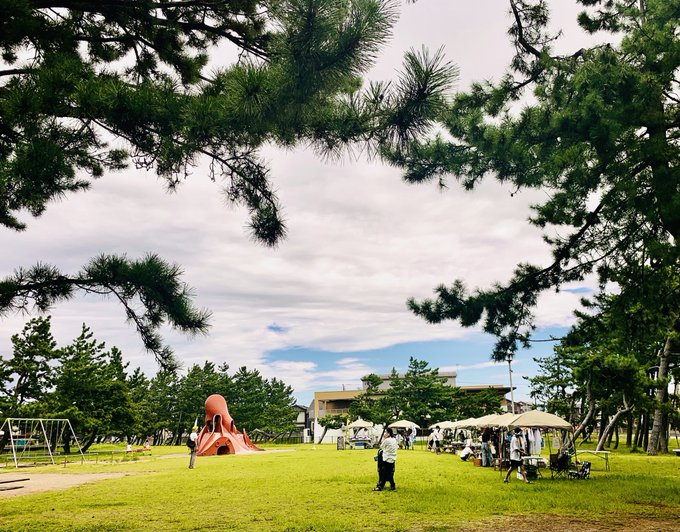 イラスト屋ひぐち Irusst 直江津屋台会館隣のタコ公園にてミナモマーケット ちょいと音楽流れて海風が通り抜ける 樹さんの素麺はお出汁がスッキリ蟹たっぷり みんなのふれんちレルヒの瀬谷さんの揚げ とうもろこしは香ばしくって美味しい 何個もいけちゃうよ お