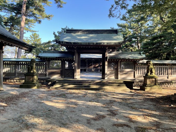 元祖ライブバー 本家オープンマイク 本元アニメバー 名代ピアノバー ロシナンテ Rocinate 秋田市 初八幡町 の 八幡運動公園 の中にある 日吉八幡神社 へお参りに行ってしましたよ 神社の中に三重塔があるなんとも変わった神社なのでした Nitter