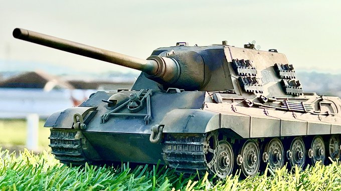 ブースカ Bu Suka1981 木曜日の祝日に作ったタミヤの1 35ヤークトティーガーを撮影しました 前に作った1 48も一緒に撮りました やっぱりデカイのは迫力があってかっこいい タミヤ ヤークトティーガー ホビースペース36 ドイツ戦車 Nitter