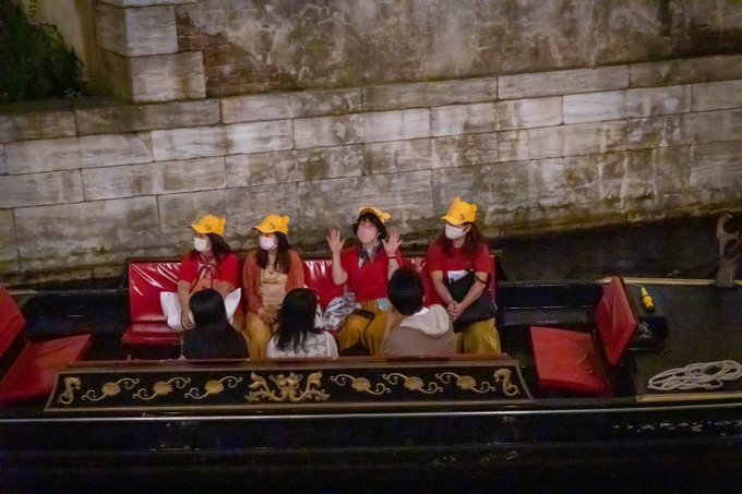 ちゃりちゃり Yyycharlie Sakaatu2 閉園間際の19時近く ディズニーシーのゴンドラの写真をさかあつさんに撮って貰いました 閉園時間の早いのに貴重な時間を私達の為に使わせてしまって申し訳ない 素敵な写真ももらってハッピーハロウィン 最高に幸せ 大人 ちゃりちゃり Yyycharlie Sakaatu2 閉園間際の19時近く ディズニーシーのゴンドラの写真をさかあつさんに撮って貰いました 閉園時間の早いのに貴重な時間を私達の為に使わせてしまって申し訳ない 素敵な写真ももらってハッピーハロウィン 最高に幸せ 大人
