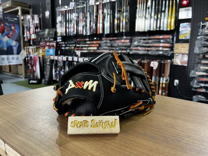 スポーツサクライ 野球 Sposakubaseball スポサク堺店の佐藤です 急に寒くなりましたね 皆さん体調には気をつけましょう そんな時はグローブを見て 熱い気持ちになりましょう D M ディーバイエム 手入れ部分少し狭めで フィット感えげつないです