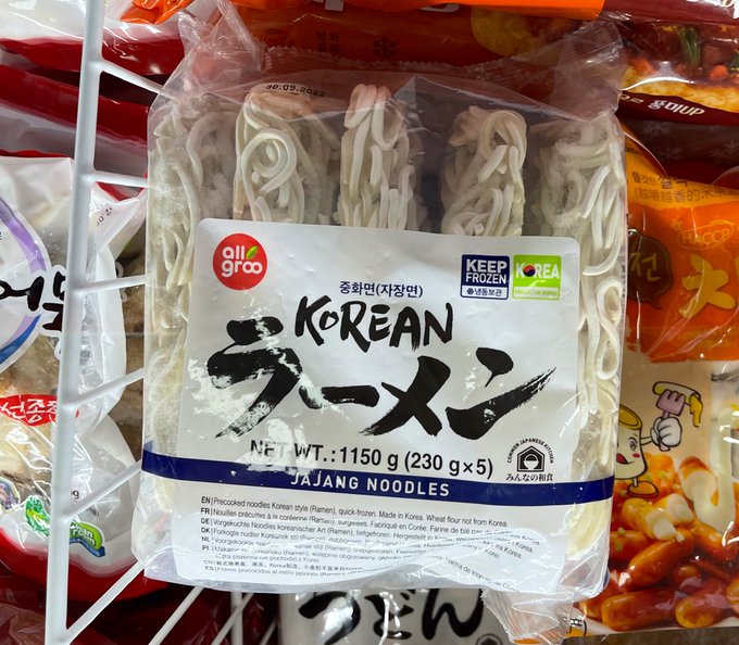 Satoshi Namai Ainame 下にアルファベットでjajang Noodlesって書いてあるけどラーメンでは無いと思う 英語圏向けにも Korean ラーメン と書いた方が分かりやすいのだろうか Nitter