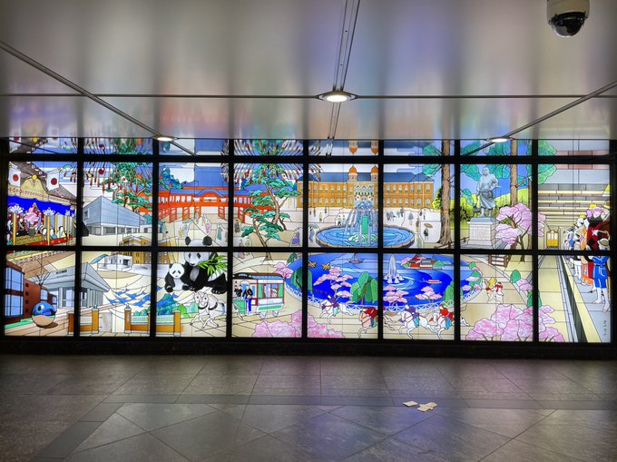 上野案内所 Ueno Information Center Ueno Info 本日は 鉄道記念日 です そこで 駅にまつわる写真スポットをご案内 東京メトロ銀座線 上野駅 のホームドアや 改札外にある壁一面のステンドグラスには かわいいパンダのイラストが描かれています