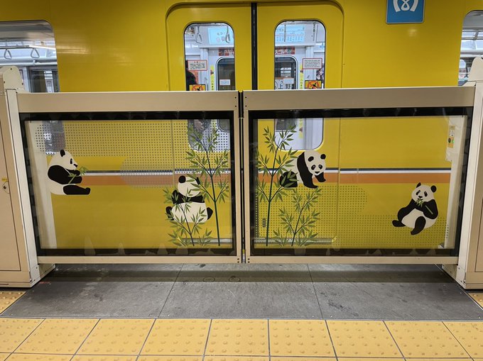 上野案内所 Ueno Information Center Ueno Info 本日は 鉄道記念日 です そこで 駅にまつわる写真スポットをご案内 東京メトロ銀座線 上野駅 のホームドアや 改札外にある壁一面のステンドグラスには かわいいパンダのイラストが描かれています