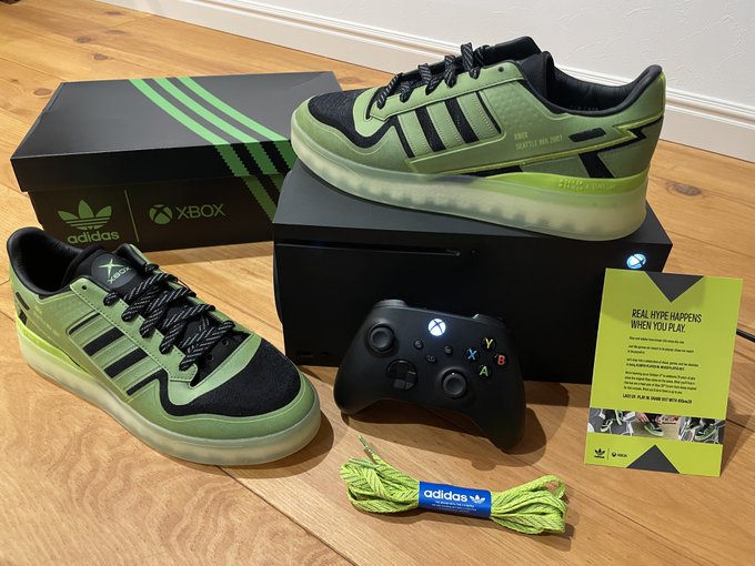 Ign Japan Ignjapan Adidasがxboxの周年を記念に製作した Xbox th Forum Techスニーカー が届きました 初代xboxのhaloデザインをモチーフに 靴底は半透明グリーン Xbox Adidas Nitter