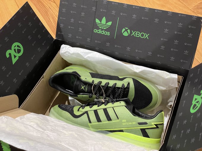 Ign Japan Ignjapan Adidasがxboxの周年を記念に製作した Xbox th Forum Techスニーカー が届きました 初代xboxのhaloデザインをモチーフに 靴底は半透明グリーン Xbox Adidas Nitter