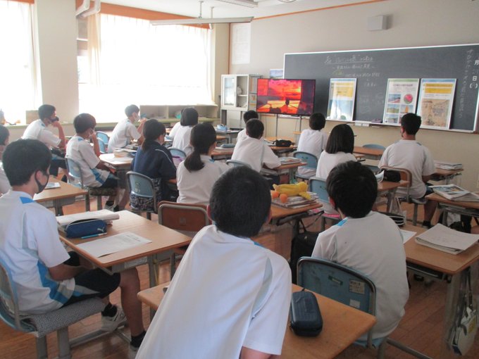 北方領土エリカちゃん Hoppou Erika 山梨県の南部中学校では 色丹島民の体験をもとにしたアニメ映画 ジョバンニの島 の上映会を開催したッピ 生徒はアニメを鑑賞した後 パネルを見て更に北方領土問題の理解を深めてくれたッピ みんな 真剣に考えてくれて