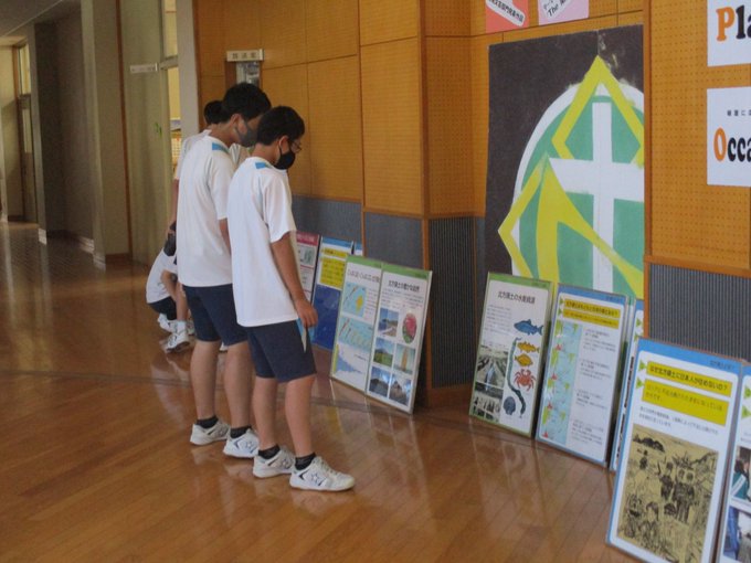 北方領土エリカちゃん Hoppou Erika 山梨県の南部中学校では 色丹島民の体験をもとにしたアニメ映画 ジョバンニの島 の上映会を開催したッピ 生徒はアニメを鑑賞した後 パネルを見て更に北方領土問題の理解を深めてくれたッピ みんな 真剣に考えてくれて