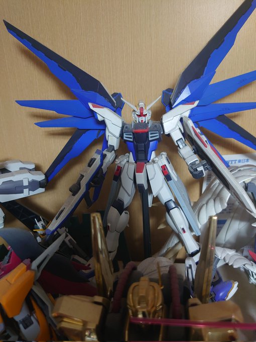 短足の貴公子 Tyu 完璧な完成品を目指して失敗を恐れて何も出来ないならプラモデルは出来ないよ 今の自分の力を知って上手くなりたい気持ちが大事 塗装初期 缶スプレー フリーダム 中期 エアブラシ初期 ジャスティス 現在 V2 ガンプラ好きと繋がりたい