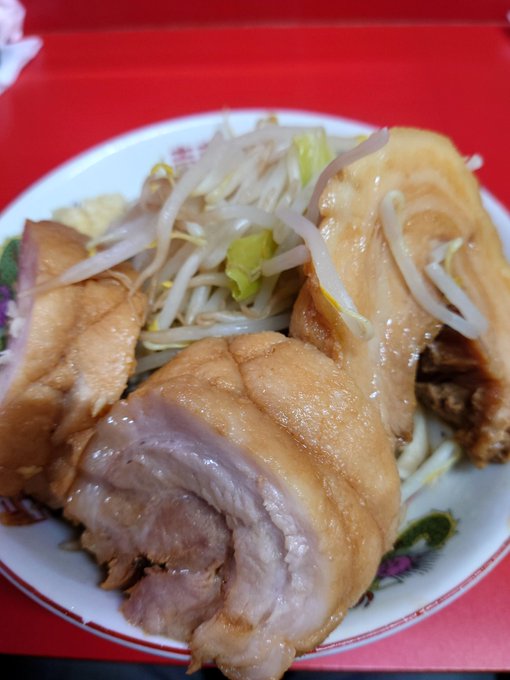Yoko03 Yokochin0303 ラーメン二郎京都店 半分 豚増し Ns 玉子 開店待ちでは無く12時過ぎに伺った所 中待ち 通路に2人 ほどなく座れました 半分だけで良いかな と思ってましたが他の人にツラれ豚増し これがデカくて味染みも良く 満足満腹です Yoko03 Yokochin0303 ラーメン二郎京都店 半分 豚増し Ns 玉子 開店待ちでは無く12時過ぎに伺った所 中待ち 通路に2人 ほどなく座れました 半分だけで良いかな と思ってましたが他の人にツラれ豚増し これがデカくて味染みも良く 満足満腹です
