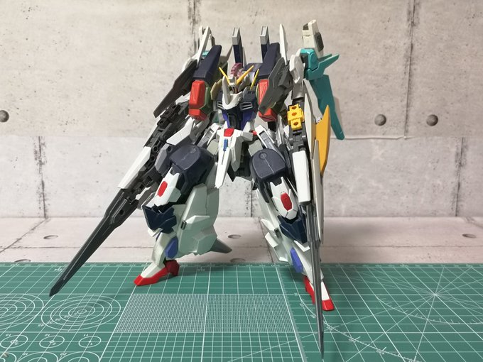 もちぞら模型店 Vtuber Mochio ストフリ改造ガンプラ めっちゃいい感じでボリューム増してきました 見てくださいこの密度感 コンポジットシールドブースター的な武装もいい感じに似合いますね 機動形態にフルバーストも完璧 Nitter