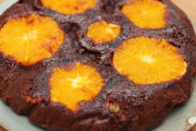 ぼく いらすと料理家 Boku 5656 ふわふわしっとりな オレンジブラウニー をフライパンで焼きました 紅茶もいいけど ウイスキーも最高に合う 粉の量が少なめ チョコとバターが多めの配合なので 本格的なブラウニーのようにしっとり濃厚な仕上がり Pr