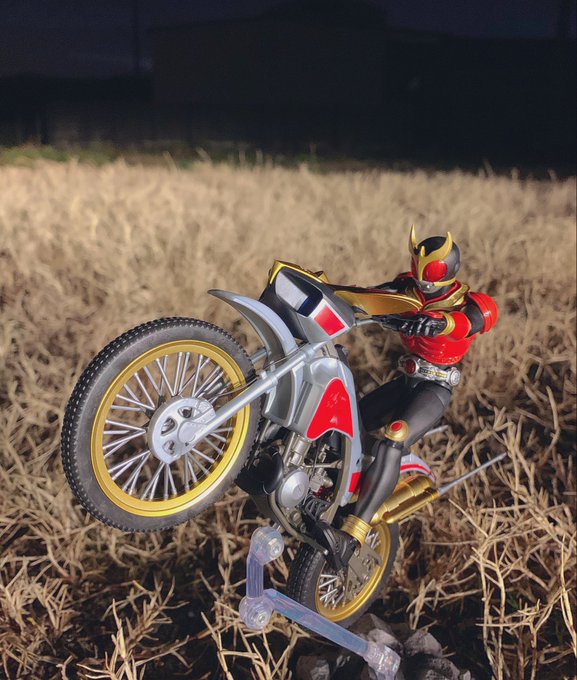 くねくねマン Feripe おざます 深夜に犬の散歩をしていたら 五代雄介さんがバイク アクションの練習をしていました やはりヒーローは影で努力してますね なんちゃって嘘です 深夜撮影は寒い 仮面ライダー クウガ 五代雄介 バイク