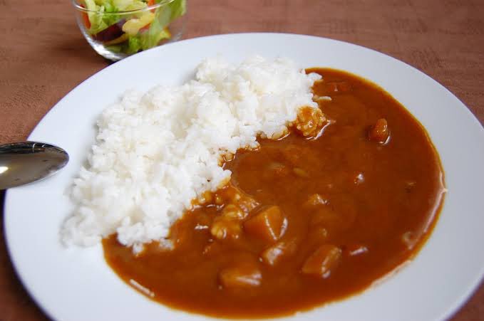 たかはし けんいち Kentaka74 19年 昭和57年 のこの日 学校給食創立35周年を記念して 全国学校栄養士協議会が学校給食試食会を実施 全国の小中学校の児童約800万人にカレーライスの給食が出された この日を 全国一斉献立カレーライスの日 とした