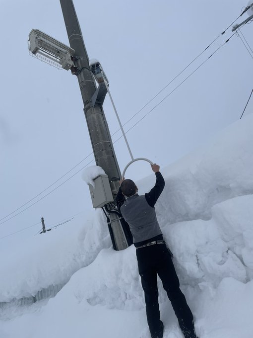 P Zone横手店 P Zone Yokote 本日の横手市 ご覧のような大壁がそびえ立つ雪山 お店が見えない隠れるほどの大きさ 副店長が看板役をやってる隙に 私はつらら落としを ご近所様へ