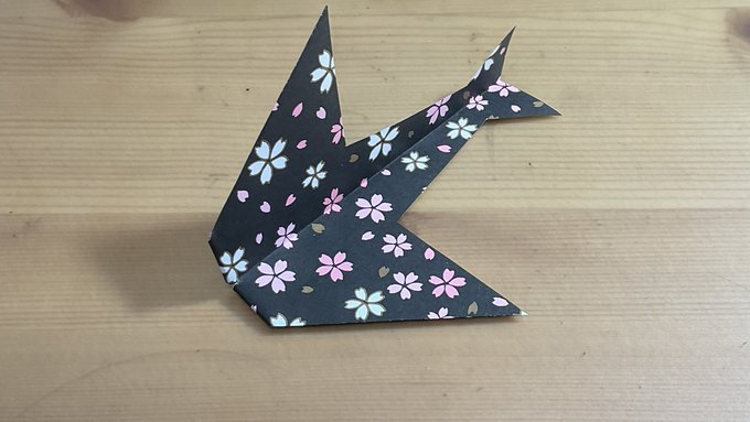 ともすぅ折り紙 Tomosuuorigami 折り紙 つばくろ飛行機の折り方 Origami Swallow Airplane Youtu Be 7ouldssb5jg Youtubeより この投げ方は初めて Origami 紙飛行機 ツバメ Nitter