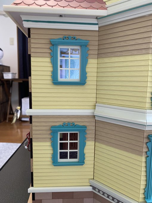 ハルム Harumumft 103号 こちらもひたすら外壁と窓枠取り付けていくだけです 小物はふしぎの国のアリスのパンジーとアートフレーム 今回で側面の壁が終了 ディズニードールハウス Nitter