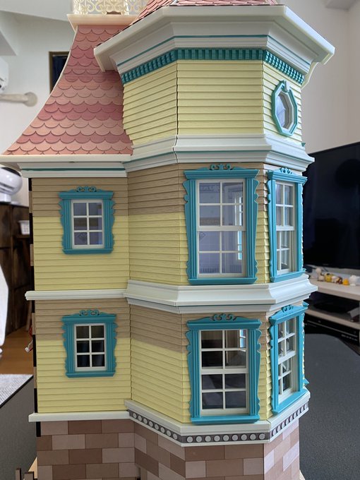 ハルム Harumumft 103号 こちらもひたすら外壁と窓枠取り付けていくだけです 小物はふしぎの国のアリスのパンジーとアートフレーム 今回で側面の壁が終了 ディズニードールハウス Nitter