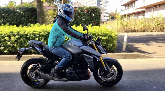 Accela バイク記事紹介 Putimotor スズキ Gsx S1000の試乗レビュー 加速でも巡航でも全てにおいて偏っておらず バランスのいいポジション 電子制御スロットルで 加速フィーリングが滑らか 走りに磨きをかけた優秀なバイク 車重 シート高 タンク 出力