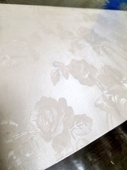 ひすりす Hys Ri テーブルの真ん中のラインは バラの柄の100円くらいのテーブルクロス Nitter