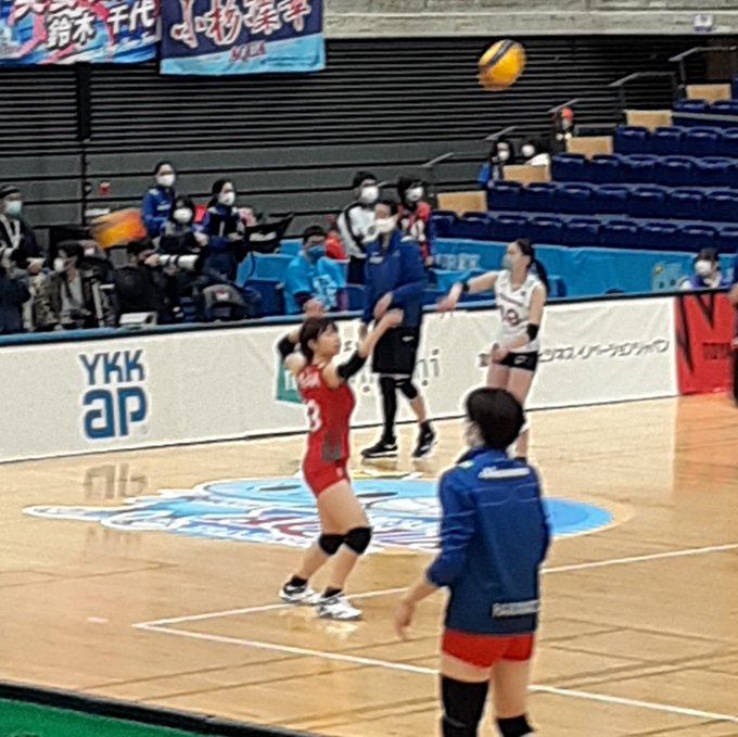Makoto Makobayasan 本日のキニナル 身長164cm とくれば セッター リベロ それがなんとop でもそのレフティが繰り出す 攻撃的サーブとキレキレのアタックは攻撃の一角をなす 久光の左といえば 1 同ポジには皇后杯で活躍の 14 同じチームで熾烈な争いなんですね