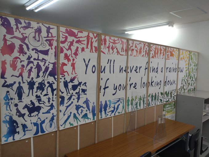 就労支援事業所ハートフルそよかぜ Full Soyokaze そよかぜ学習室です 棚の背面にはa型雇用のデザイナーさんにa4サイズ24枚で巨大ポスターを作っていただきインテリア風に チャップリンの名言 下を向いていたら虹を見つけることはできないよ が載ってます