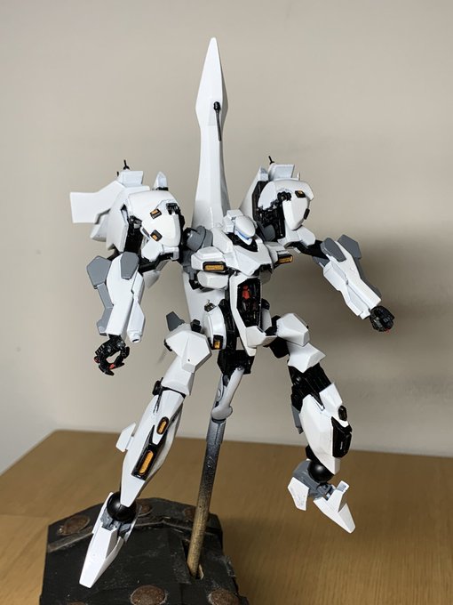 たんぽぽ Kbzgjzfjjbyakbz お待たせしました オリジナル可変機くん ひと段落です 初塗装 初スクラッチ完成品ということで粗が大変多く見苦しいかとは思いますがご了承ください 完全変形 コックピット内装 角度変更といった試験的なギミックや 趣味を存分に