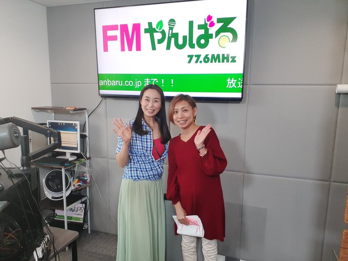 崎濱秀光 Sakihama H 沖縄タイムス先聞き ｆｍやんばる ２０２２年３月１０日 木 は 色彩心理コミュニケーター仲程しのぶさん 右 がご登場 色の通訳士で 色が象徴するイメージをとらえ 子育て中のママやパパらのストレス解消 子どもの行動理解の上で