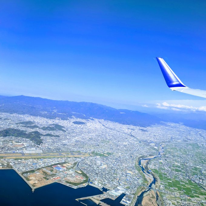 Chibi Tabi 55 55 Tabi そして再び飛行機に乗って第2の目的地に 1レグ2900マイルはanaキュンさまさまですね 羽田 伊丹も並行飛行の短さにびっくりしますが この日の便はさらに短距離 ワゴンサービスの時間がないのでcaさんはリンゴジュースだけ運んでました