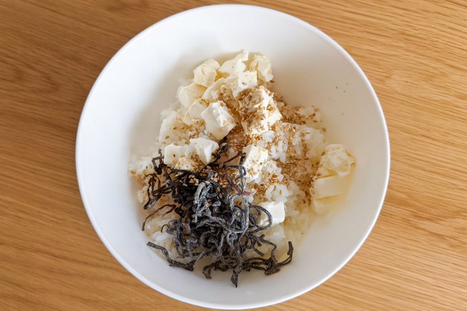 ハマごはん お手軽レシピ Hamagohan R 塩こんぶとクリームチーズおにぎり クリームチーズを小さくカットする ごはん クリームチーズ 塩こんぶ めんつゆ 白ごまを混ぜておにぎりを作って完成 これだけの材料でめちゃくちゃ豊かな味わいで美味し