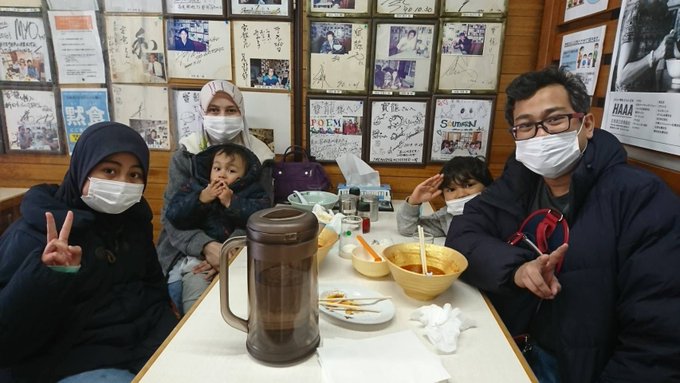 ラーメン 寳龍すすきの総本店 ほうりゅう Houryu1957 寳龍総本店です 昨日はマレーシア出身のお客様にご来店頂きました お子様にもラーメンを楽しんで頂き 大変嬉しく思います お越し頂きありがとうございました またお待ちしております ラーメン