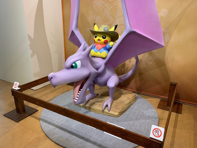 ゴルピ兄さん Golupi 23 長寿コンテンツならではの催しですね ポケモンの化石と現実の化石を比較して このポケモンはこの恐竜の特徴があるよ みたいなのを超真面目に解説してて感動でした 入り口のガチゴラスとタルボサウルスの骨格標本はすごい迫力でしたよ